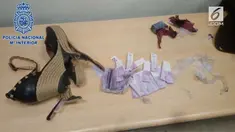 Sang wanita juga menyimpan uang senilai 94 juta rupiah dalam tasnya.