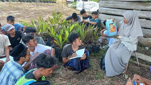 Para santri sedang mendengarkan penjelasan dari guru tentang penggunaan pupuk cair