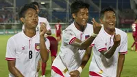 Para pemain Myanmar merayakan gol ke gawang Timnas Indonesia U-19 pada laga grup B AFF U-18 2017 di Yangon, Myanmar (5/9/2017). Timnas Indonesia U-19 menang 2-1. (AP/Thein Zaw)