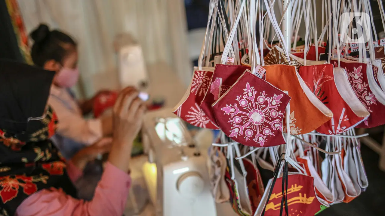 Melihat Pembuatan Masker Batik di Hari Batik Nasional 2020