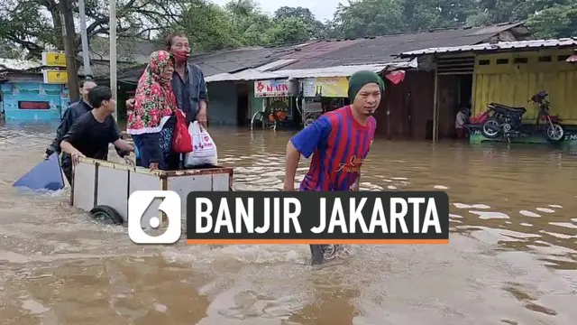 Aktivitas warga Jakarta terganggu akibat banjir yang melanda di sejumlah titik. Sabtu (20/2) pagi warga Kramat Jati berinisitif gunakan gerobak untuk terobos banjir.