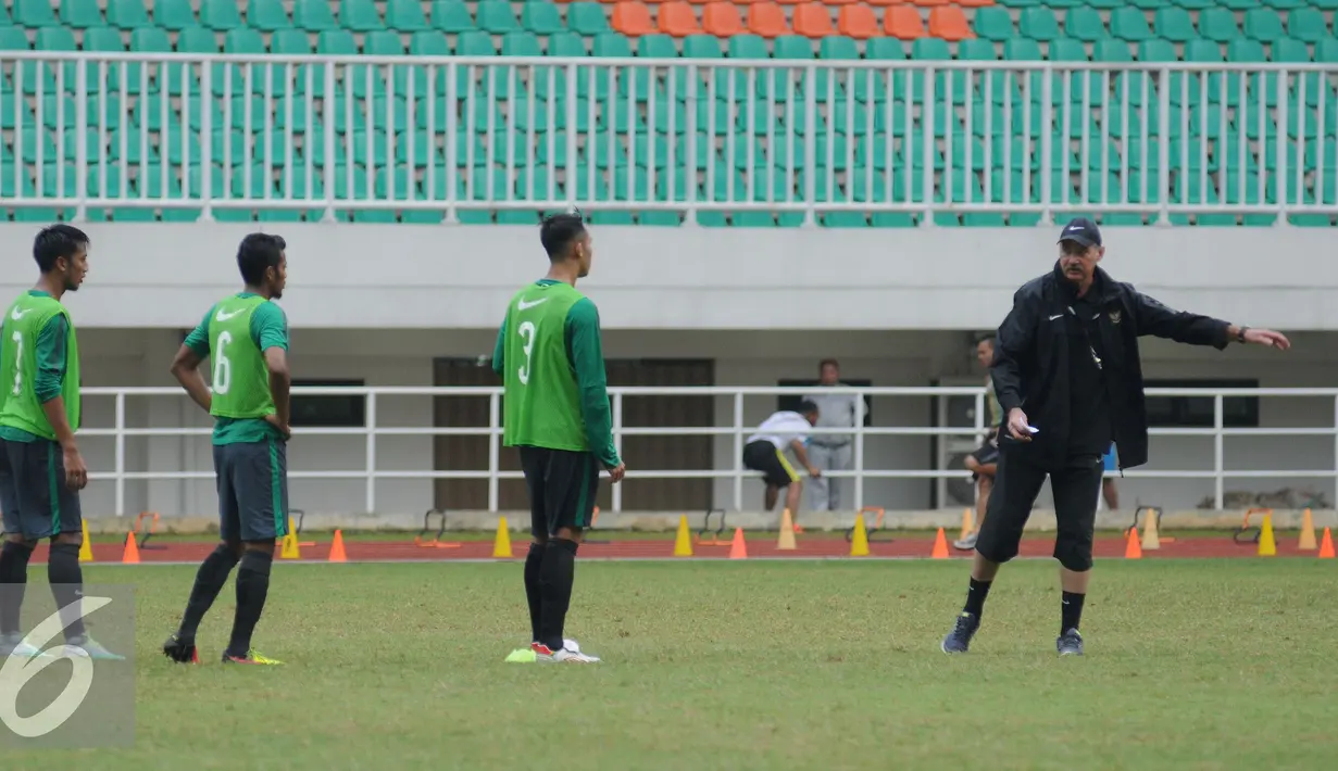 Tiga calon pemain Timnas Indonesia menyimak arahan pelatih, Alfred Riedl (kanan) saat seleksi di Stadion Pakansari, Bogor, Selasa (9/8). Bertemu tim unggulan, skuat Garuda berada dalam posisi sulit. (Liputan6.com/Helmi Fithriansyah)