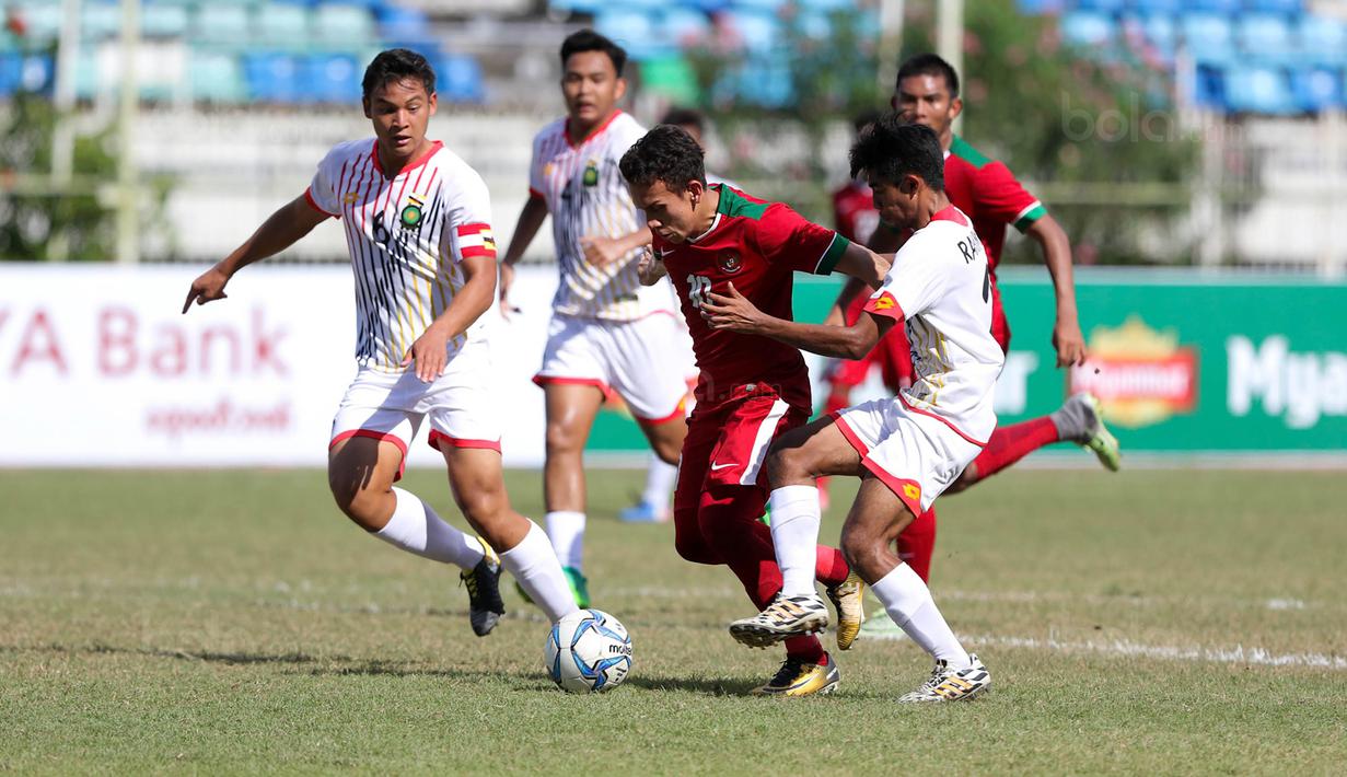 Pemain Timnas Indonesia U-19, Egy Maulana Vikri, berusaha melewati pemain Brunei Darussalam pada laga Piala AFF U-18 di Stadion Thuwunna, Rabu, (13/9/2017). Indonesia menang 8-0 atas Brunei Darussalam. (Liputan6.com/Yoppy Renato)