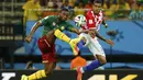 Pemain belakang Kamerun, Aurelien Chedjou (kiri) berebut bola dengan Sammir (Kroasia) Sammir saat berlaga di babak penyisihan Piala Dunia 2014 Grup A di Stadion Amazonia, Manaus, Brasil, (19/6/2014). (REUTERS/Siphiwe Sibeko) 