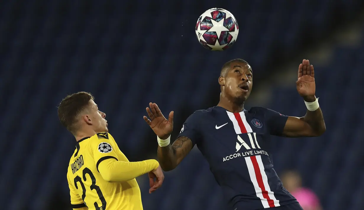 Bek PSG, Presnel Kimpembe berebut bola udara dengan penyerang Borussia Dortmund, Thorgan Hazard pada pertandingan leg kedua babak 16 besar Liga Champions di stadion Parc des Princes, Paris, Prancis (12/3/2020). PSG menang 2-0 atas Dortmund dan melaju ke perempat final. (UEFA via AP)