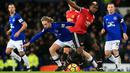 Pemain Everton Tom Davies berebut bola dengan gelandang Manchester United, Paul Pogba saat pertandingan Liga Inggris di Goodison Park, Liverpool (1/1). (Peter Byrne / PA via AP)