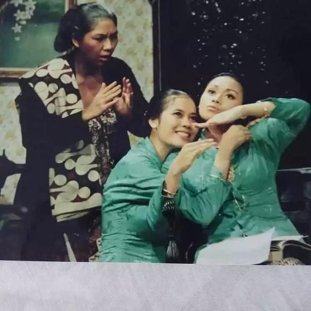 6 Potret Lawas Masa Kecil Dewi Yull, Kini Dijuluki Mertua Idaman