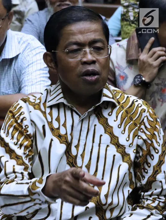 Mantan Sekjen Partai Golkar, Idrus Marham jelang menjalani sidang pembacaan dakwaan di Pengadilan Tipikor, Jakarta, Selasa (15/1). Idrus didakwa terkait dugaan suap kerja sama pembangunan PLTU Riau-1. (Liputan6com/Helmi Fithriansyah)