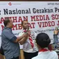 Anggota Pramuka mempraktikkan cara mengambil gambar dengan ponsel di sela-sela materi Pelatihan Media Sosial dan Membuat Video Jilid 2, Jakarta, Sabtu (5/8). Pelatihan dalam rangka Raimuna Nasional XI Pramuka. (Liputan6.com/Helmi Fithriansyah)