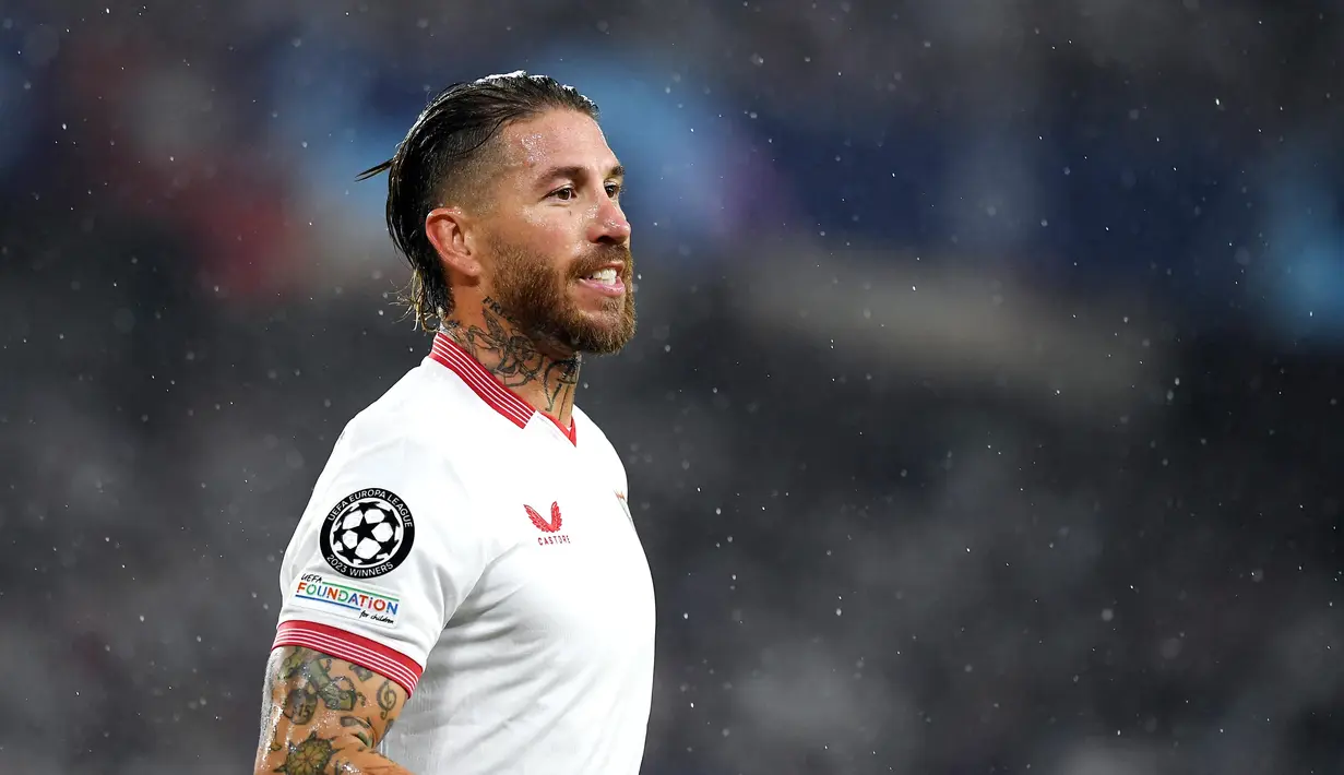 Pemain Sevilla, Sergio Ramos, saat melawan Arsenal pada laga Liga Champions di Stadion Ramon Sanchez Pizjuan, Rabu (25/10/2023). (AFP/Jorge Guerrero)