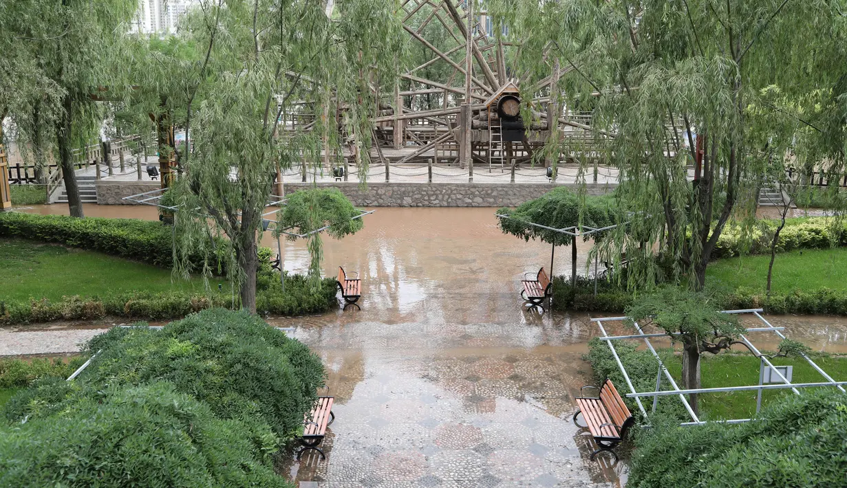 Foto dari udara memperlihatkan taman yang terendam banjir di Qilihe, Kota Lanzhou, Provinsi Gansu, China, Selasa (21/7/2020). Stasiun hidrologi Lanzhou di Sungai Kuning menyaksikan banjir kedua tahun ini dengan aliran air mencapai 3.000 meter kubik per detik. (Xinhua/Fan Peishen)