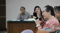 Terdakwa kasus suap Bupati Bangkalan Fuad, Direktur PT Media Karya Sentosa (MKS) Antonio Bambang Djatmiko (kiri) menyimak keterangan saksi saat sidang lanjutan di pengadilan Tipikor, Jakarta, Senin (16/3/2015). (Liputan6.com/Helmi Afandi)