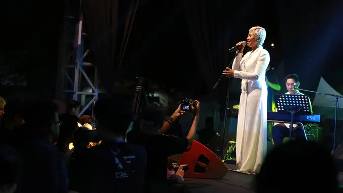 [Bintang] Dira Sugandi