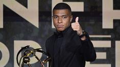 Pemain Paris Saint-Germain, Kylian Mbappe memberikan gestur jempol setelah menerima penghargaan Pemain Terbaik Liga Prancis 2022/2023 dari UNFP (French National Professional Football players Union) pada acara yang berlangsung di Paris, Prancis, 28 Mei 2023. (AFP/Bertrand Guay)