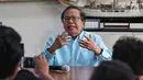 Ekonom senior Rizal Ramli menyampaikan kritikan kepada Capres Nomor Urut 01 mengenai pidatonya kemarin di Tebet, Jakarta, Senin (25/2). Rizal menyebut pidato Jokowi kurang jujur karena tak mengakui kegagalan pemerintahannya. (Liputan6.com/Johan Tallo)