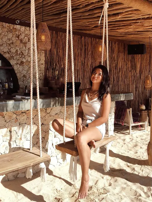 Menjadi aktris kelahiran Denpasar, tentu begitu dekat dengan pariwisata di Bali. Maka tak jarang, Angela Gilsha ini sering kali melakukan banyak liburan untuk menjelajahi berbagai tempat indah. Bahkan ia pun banyak kunjungi wisata alam. (Liputan6.com/IG/@angelagilsha)