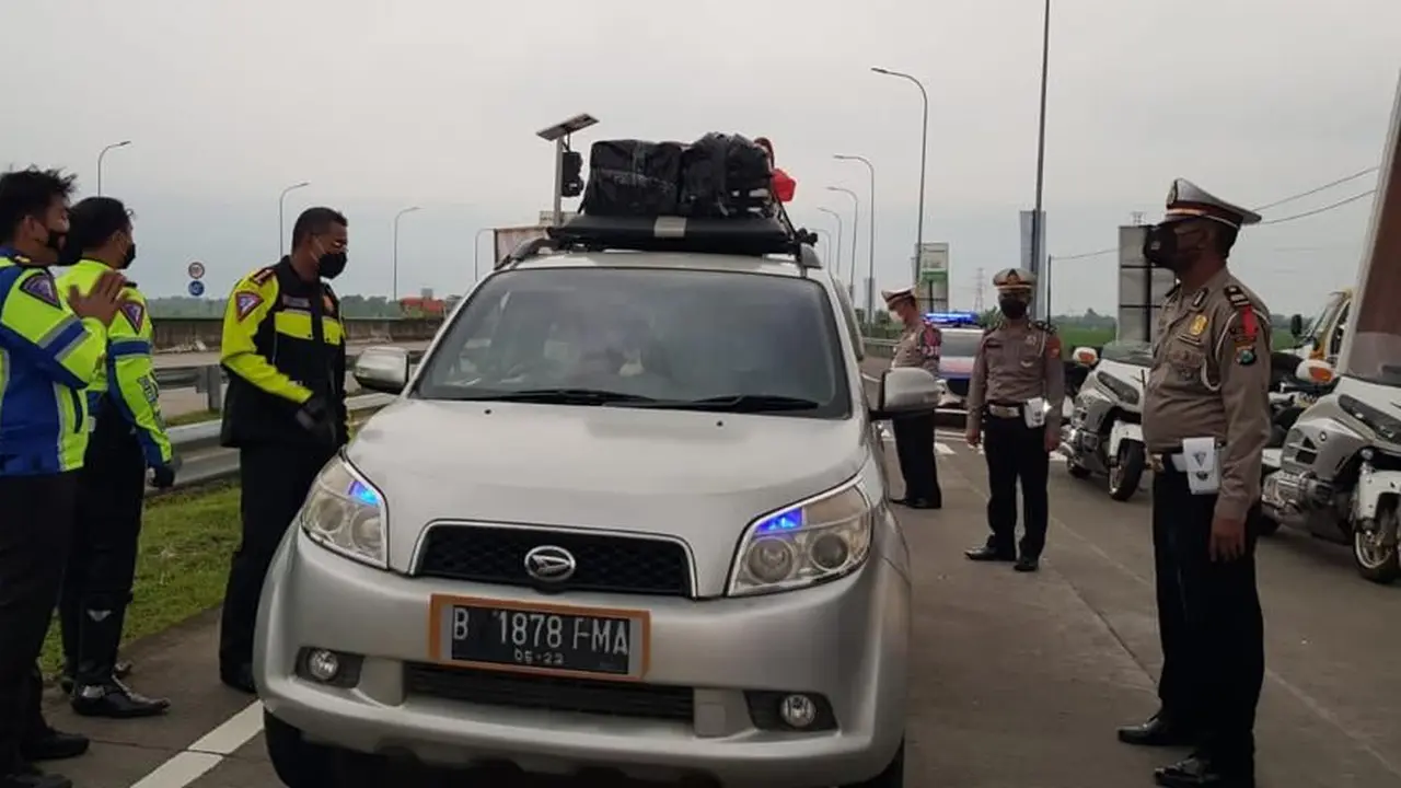 Dirlantas Polda Jatim melakukan rekayasa lalulintas untuk melancarkan mudik lebaran 2022. (Dian Kurniawan/Liputan6.com).