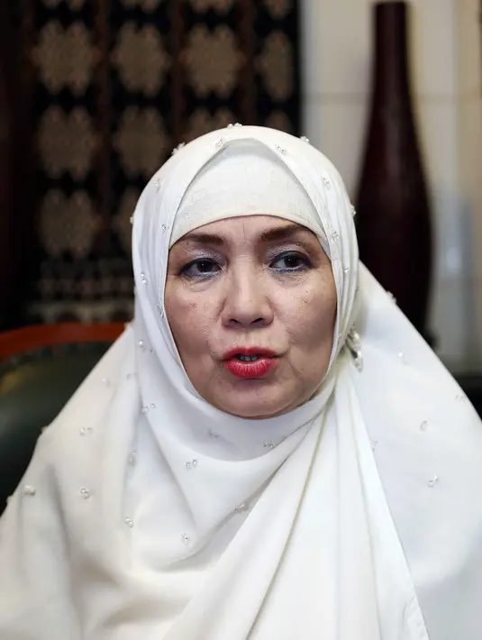 "Sudah titik kejenuhan. Saya berpikir, uang boleh banyak tapi saya tidak bahagia karena tidak berkah. Beribadah adalah yang saya prioritaskan, walau memang kerja juga adalah ibadah," terang Eva di acara reuni artis lawas. (Nurwahyunan/Bintang.com)