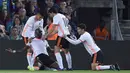 Para pemain Valencia merayakan gol yang dicetak Eliaquim Mangala ke gawang Barcelona. Sementara dua gol Kelelawar Mestalla ditorehkan oleh Mangala dan juga Munir. (AFP/Lluis Gene)