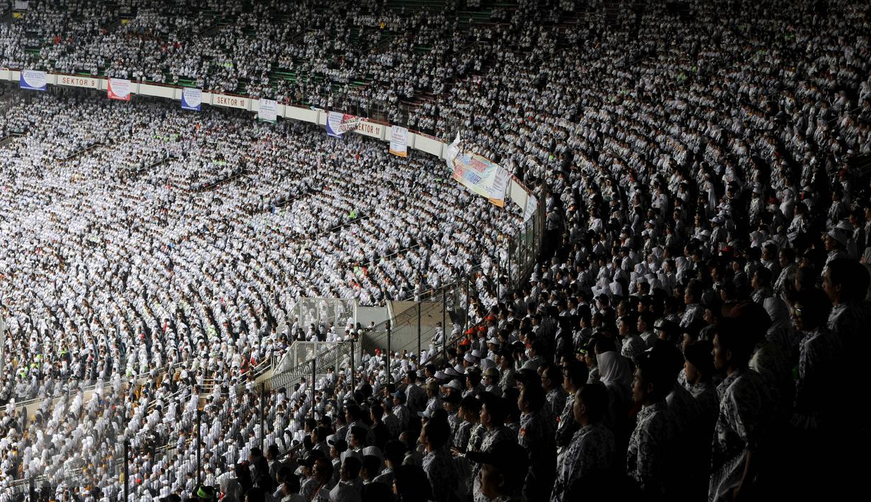 Ribuan guru dari sejumlah daerah menghadiri peringatan HUT Persatuan Guru Republik Indonesia (PGRI) ke-70 di SUGBK, Jakarta, Minggu (13/12/2015). Para guru kecewa karena Presiden jokowi tidak hadir di acara tersebut. (Liputan6.com/Johan Tallo)