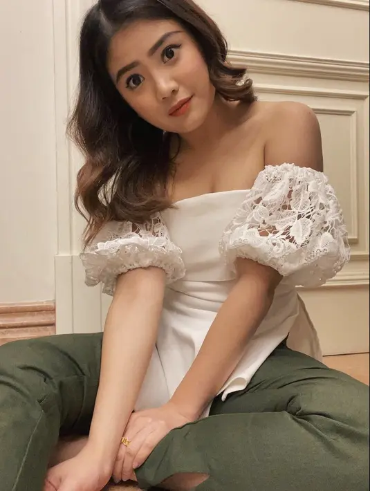 Perempun yang baru saja merayakan ulang tahun ke-29 tahunnya ini pun tampil menawan dengan atasan model tube putih, dengan detail tangan ballon bordir. Dipadukan dengan pants warna army. @valenciatanoe
