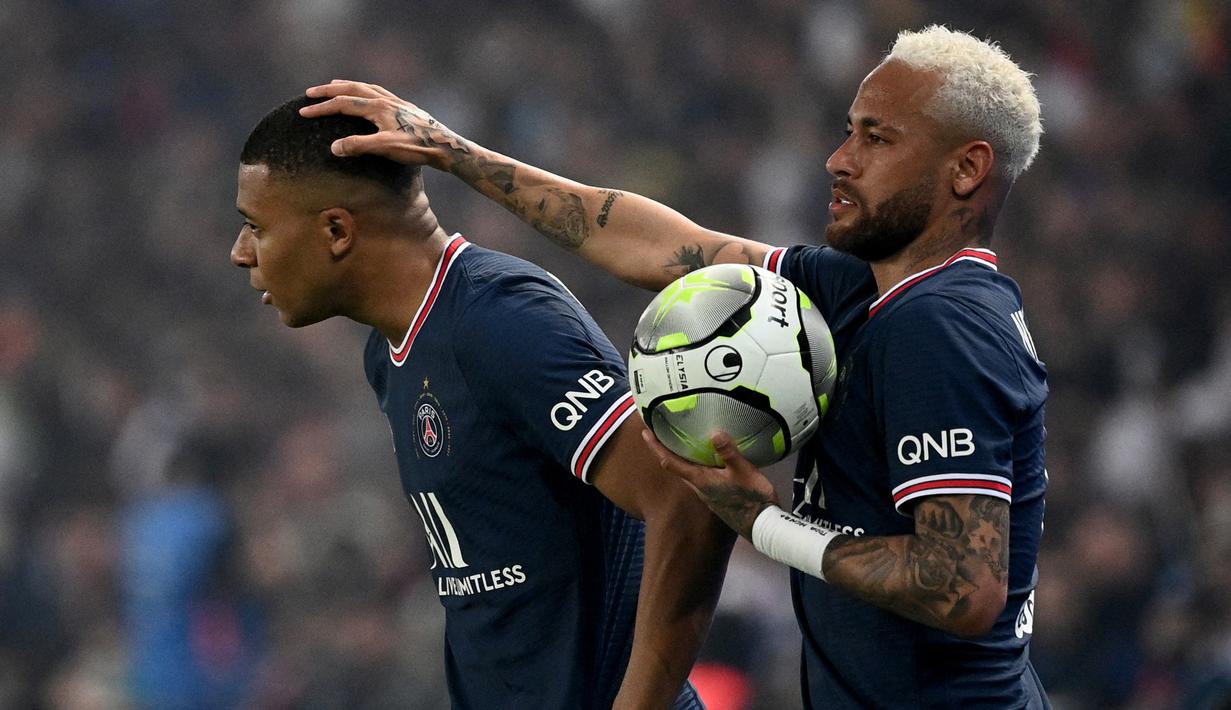 Kylian Mbappe dan Neymar. Di Liga Prancis, tim penuh bintang Paris Saint-Germain juga punya duet bomber menakutkan pada sosok Kylian Mbappe dan Neymar pada musim 2021/2022. Kylian Mbappe tampil luar biasa dengan membukukan 28 gol serta 19 assists. Sementara Neymar sukses mencetak 13 gol dan 6 assists. (AFP/Anne-Christine Poujoulat)