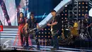 Grup band Kotak tampil menggebrak  suasana  panggung HUT SCTV ke-25 yang digelar di Istora Senayan, Jakarta, Senin (24/8/2015). Merayakan hari jadinya yang ke-25, SCTV menampilkan artis-atis papan atas Indonesia. (Liputan6.com/Yoppy Renato)