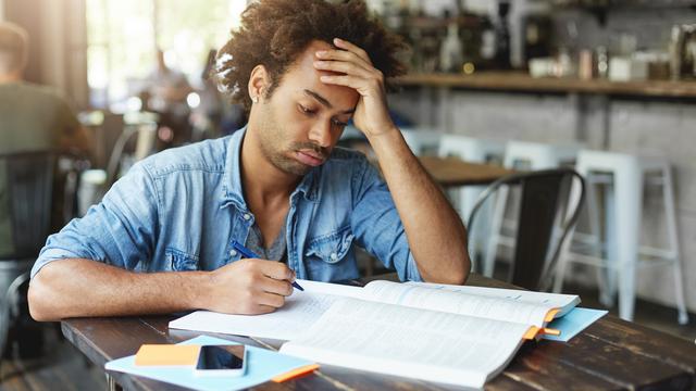 Ilustrasi mengerjakan soal, ujian