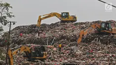 Alat berat mengeruk sampah di Tempat Pembuangan Akhir (TPA) Sampah Cipayung, Depok, Jawa Barat, Senin (16/9/2019). Pemerintah Kota (Pemkot) berencana mengalihkan pembuangan sampah dari TPA Cipayung ke TPA Regional Lulut-Nambo di Kabupaten Bogor, Jawa Barat. (Liputan6.com/Herman Zakharia)