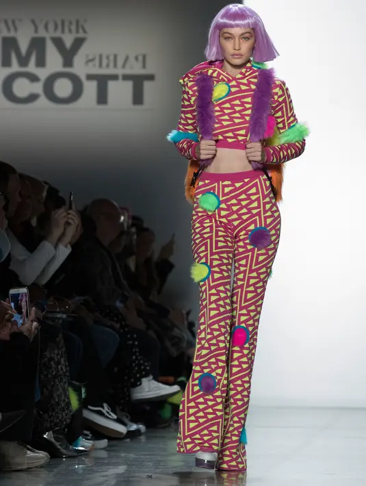 Model Gigi Hadid berjalan di atas catwalk membawakan koleksi Fall/Winter 2018 dari Jeremy Scott dalam New York Fashion Week, AS (8/2). Supermodel berusia 22 tahun ini tampil cantik dengan wig berwarna pink. (AP Photo/Mary Altaffer)