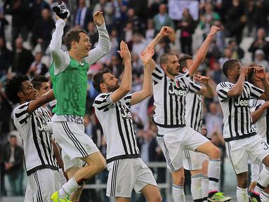 Para pemain Juventus merayakan kemenangan atas Palermo pada laga Serie A di Stadion Juventus, Turin, Minggu (17/4/2016). Juve berhasil menang 4-0 atas Palermo. (AFP/Marco Bertorello)
