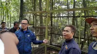 Wali Kota Bogor Bima Arya Sugiarto mengecek Mini Zoo di wilayahnya buntut viral dua ekor monyet mati di dalam kandang. Bima Arya pun merekomendasikan penutupan operasional Mini Zoo Kota Bogor tersebut. (Liputan6.com/Achmad Sudarno)