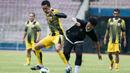 Namun sayang Taufik Hidayat gagal mencetak gol pada laga melawan Selebriti FC, namun pergerakannya kerap menyulitkan pemain bertahan lawan. (Bola.com/Vitalis Yogi Trisna)