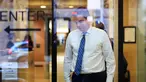 Jurnalis CNN, Jim Acosta melewati pemeriksaan keamanan saat memasuki pengadilan federal untuk menghadiri sidang di Washington, Rabu (14/11). CNN menggugat Presiden Donald Trump  atas penarikan izin meliput salah satu wartawannya. (AP/Manuel Balce Ceneta)