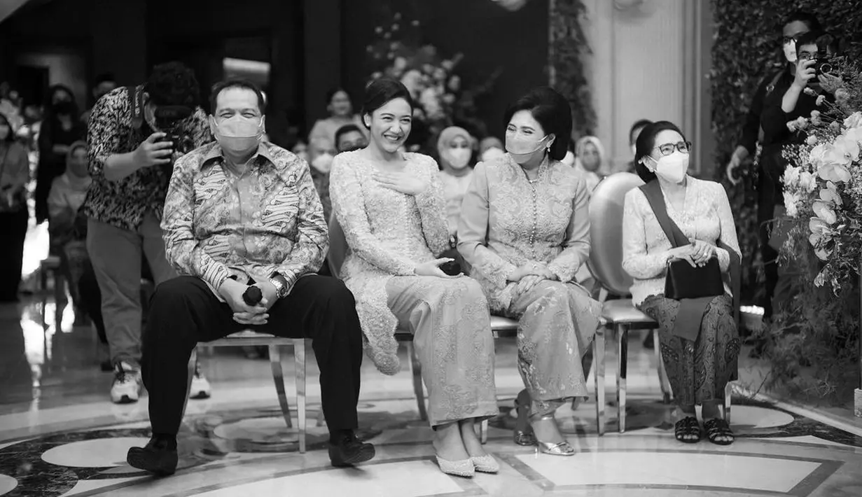 Selain momen haru, aura bahagia juga terpancar dari keluarga Putri. Sesekali ia menyungging senyum di depan kamera. (Instagram @putri_tanjung)