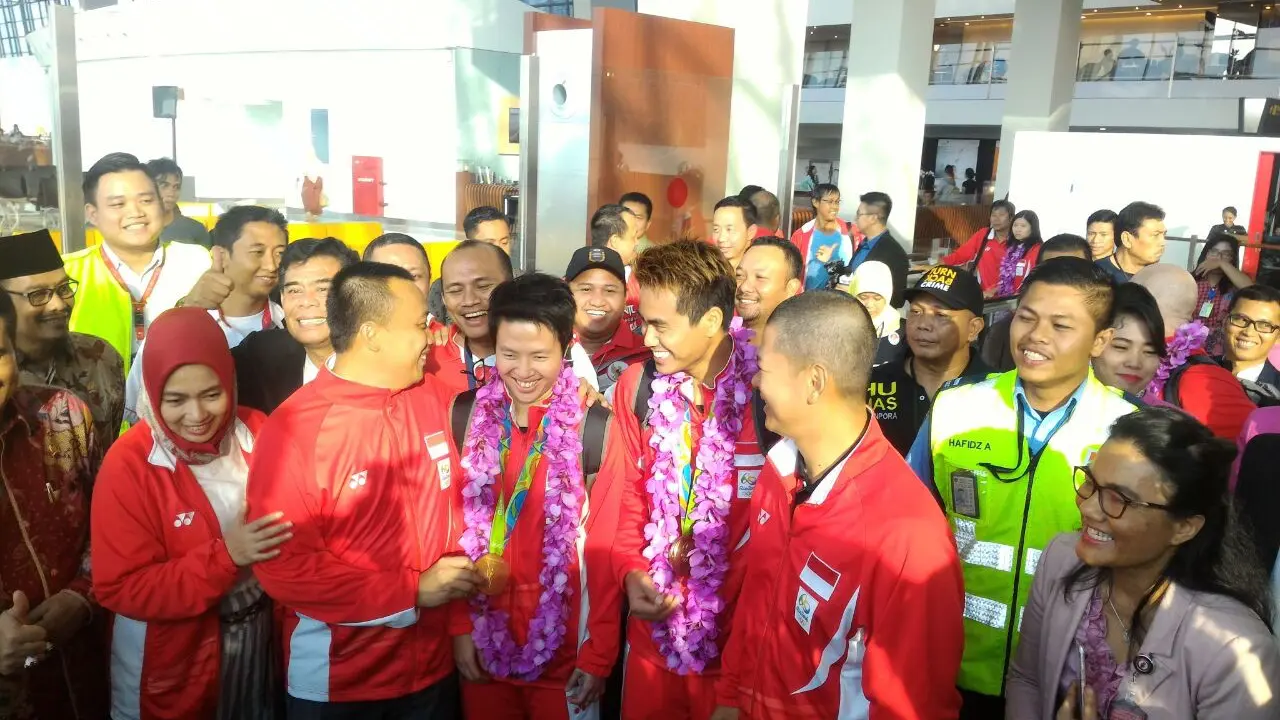 Tontowi Ahmad/Liliyana saat mendapat pengalungan bunga saat tiba di Bandara Soekarno Hatta, Selasa (23/8/2016). (istimewa)