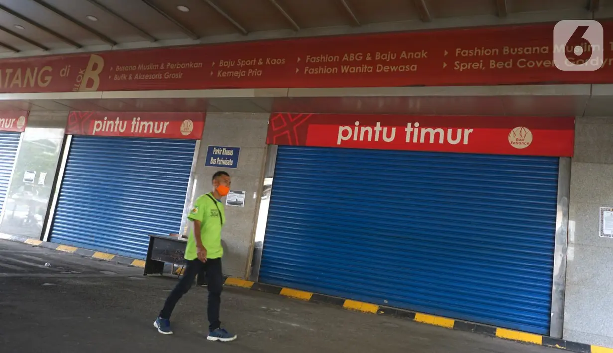 Seorang pria berjalan melewati pertokoan yang tutup di Pasar Tanah Abang, Jakarta, Senin (11/5/2020). Pemerintah Provinsi DKI Jakarta kembali memperpanjang penutupan sementara Pasar Tanah Abang hingga 22 Mei 2020 untuk mencegah penyebaran virus corona COVID-19. (Liputan6.com/Immanuel Antonius)