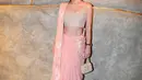 Shandy Aulia tampil totalitas bak pengantin India mengenakan kain sari pink. Ia memamerkan body goalsnya dengan amat baik mengenakan outfit ini. [Foto: Instagram/shandyaulia]