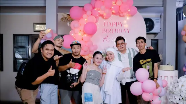 Ayu Ting Ting saat Berikan Kejutan Ulang Tahun Adiknya. [@ayutingting92]
