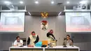 Dalam OTT Bupati Tulungagung, Gatut Sunu Wibowo, KPK menyita sejumlah barang bukti. Tampak dalam foto, Deputi Penindakan dan Eksekusi Komisi Pemberantasan Korupsi (KPK), Asep Guntur Rahayu (kiri) menyaksikan sejumlah barang bukti terkait Operasi Tangkap Tangan (OTT) Bupati Tulungagung, Gatut Sunu Wibowo, di Gedung Merah Putih Komisi Pemberantasan Korupsi, Jakarta, Sabtu (11/4/2026). (Liputan6.com/Helmi Fithriansyah)
