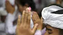 Umat Hindu bersembahyang saat Hari Raya Galungan di sebuah pura di Bali, Rabu (4/1/2023). Pada hari peringatan tersebut, umat Hindu akan memberi dan melakukan persembahan pada Sang Hyang Widhi dan Dewa Bhatara. (AP Photo/Firdia Lisnawati)