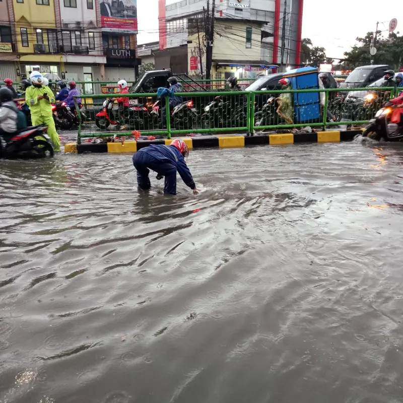 Hujan Deras Sejak Sore, Sejumlah Jalan di Kota Depok Banjir