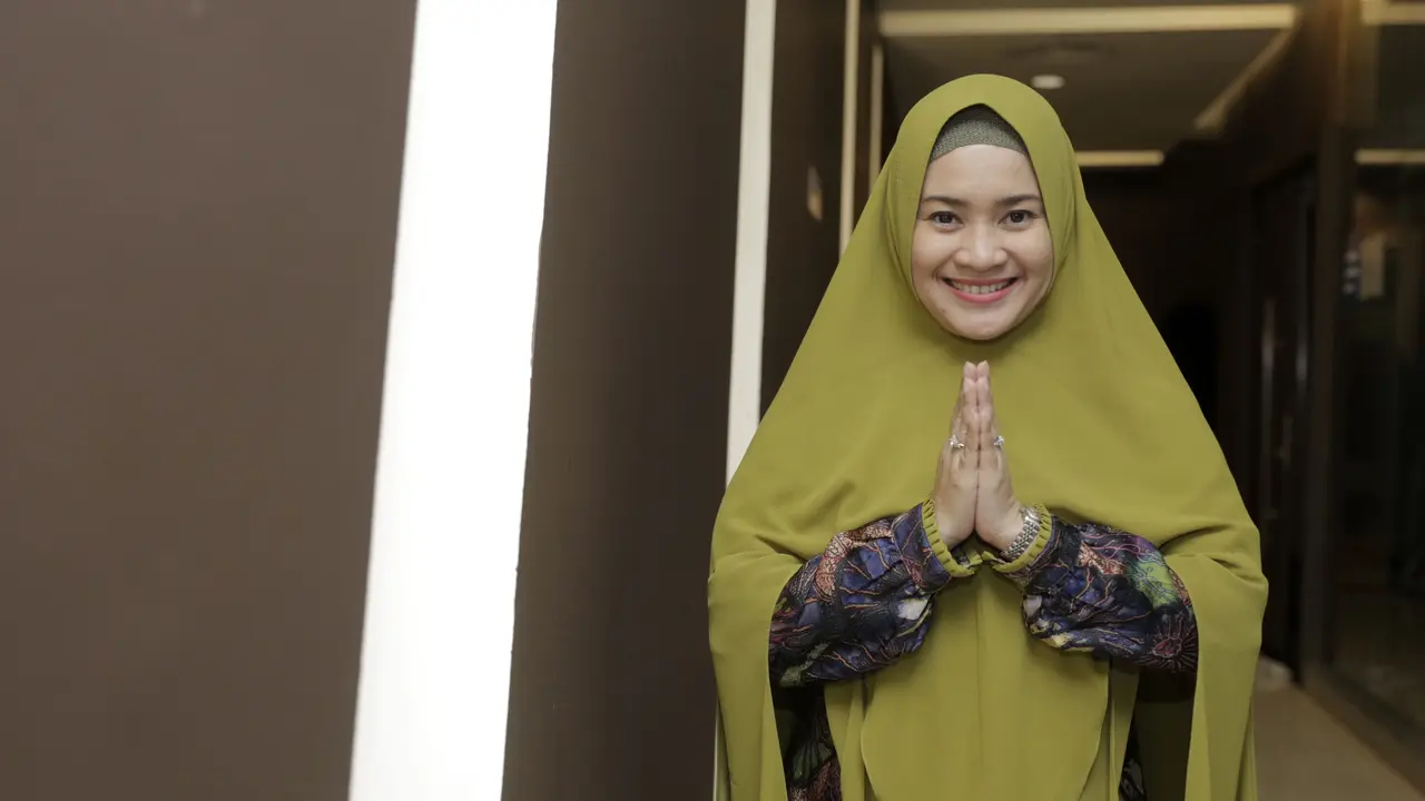 Gaya Anggun Ikke Nurjanah Saat Memakai Hijab Syar'i