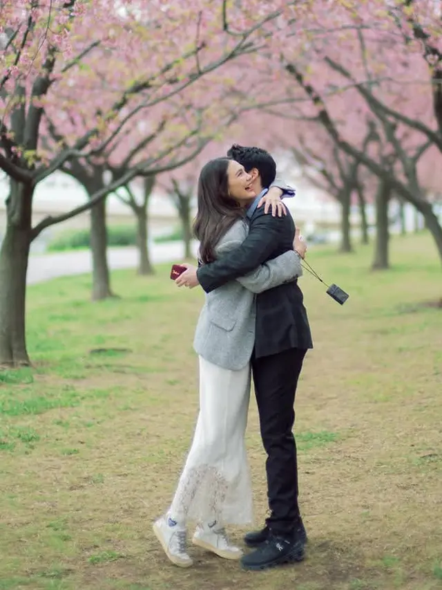 Potret Gaya Luna Maya saat Dilamar Maxime Bouttier. [@lunamaya]