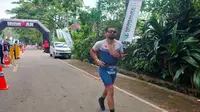 Salah satu peserta Iron Man 70.3 berlari menuju garis finish di hotel Holiday Resort, Senggigi, Lombok Barat