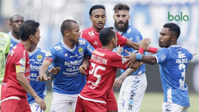 Pemain Persib Bandung saat bersitegang dengan pemain Persija Jakarta pada laga Liga 1 di Stadion GBLA, Jawa Barat, Minggu (23/9/2018). Persib menang 3-2 atas Persija. (Bola.com/M Iqbal Ichsan)