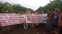 Warga Desa Cot Mee, Kecamatan Tadu Raya, Kabupaten Nagan Raya, Provinsi Aceh, melakukan unjuk rasa di lahan yang bersengketa dengan perusahaan perkebunan kelapa sawit PT Fajar Baizury & Brother's. (Liputan6.com/ Rino Abonita).