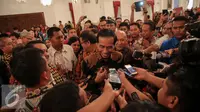 Presiden Joko Widodo saat ditanya wartawan terkait kisruh pencatutan namanya dan Wapres Jusuf Kalla oleh seorang anggota DPR dan pengusaha demi jatah saham PT Freeport Indonesia di Istana Negara, Jakarta, Rabu (18/11). (Liputan6.com/Faizal Fanani)