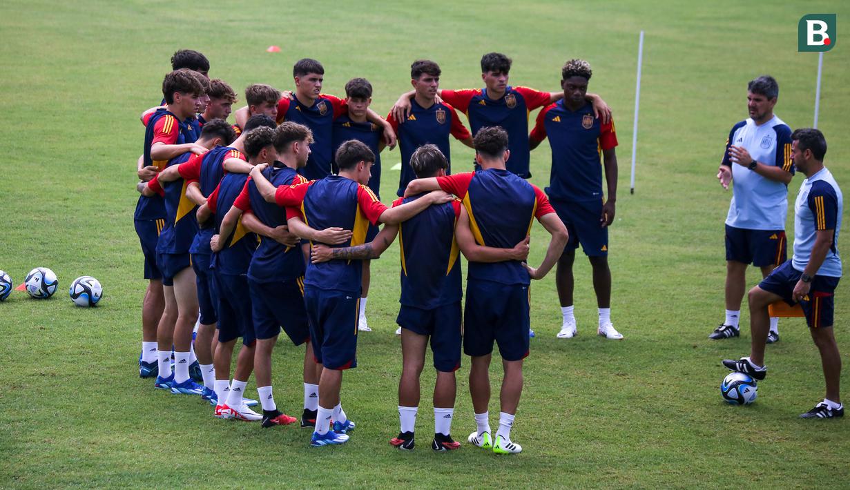 <p>Para pemain Timnas Spanyol U-17 berangkulan saat mendengarkan instruksi dari staf pelatih Timnas Spanyol U-17 dalam sesi latihan menjelang Piala Dunia U-17 2023 di Lapangan Gelora Samudera, Kuta, Bali pada Jumat pagi (3/11/2023). (Bola.com/Alit Binawan)</p>