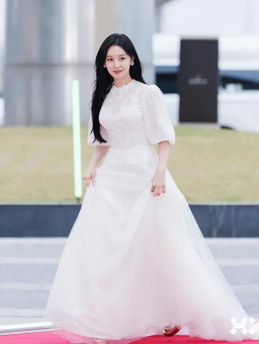 Pesona luar biasa Kim Ji Won kenakan lace dress yang super cantik. Bukankah gaya keduanya sama-sama luar biasa, Sahabat FIMELA? [Foto: Instagram/highziumstudio]